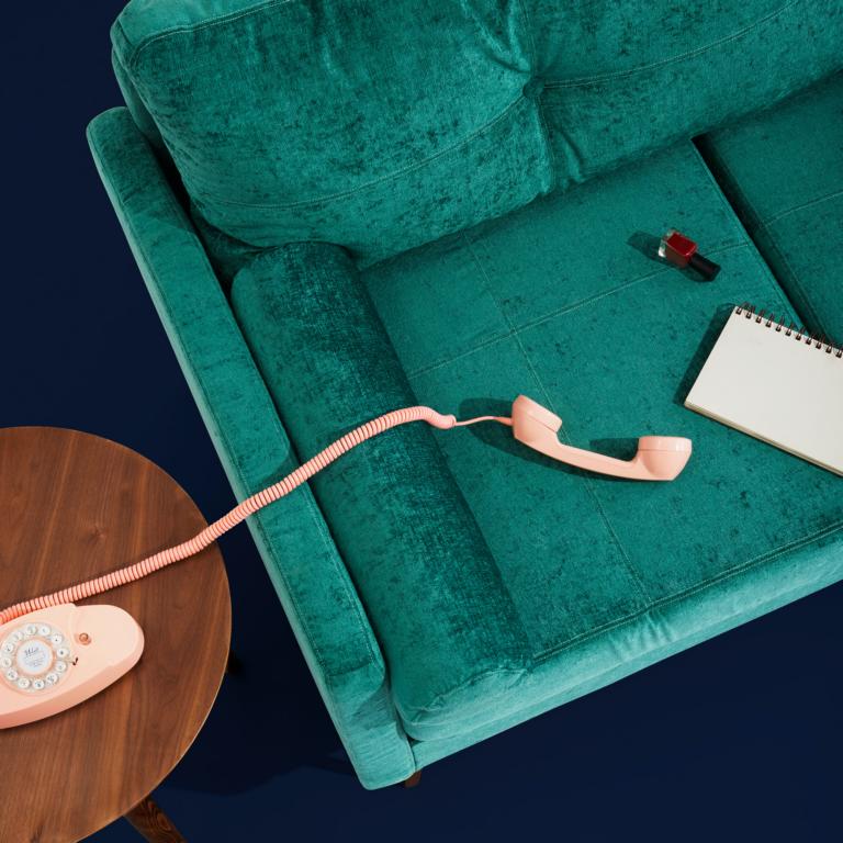 Feng Shui grüne Couch und ein Telefon in Rosa - Wohntrends 2020