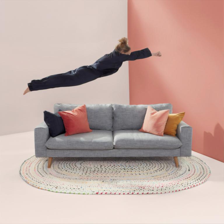 Eine Dame die auf ein Sofa springt - Wohntrends 2020